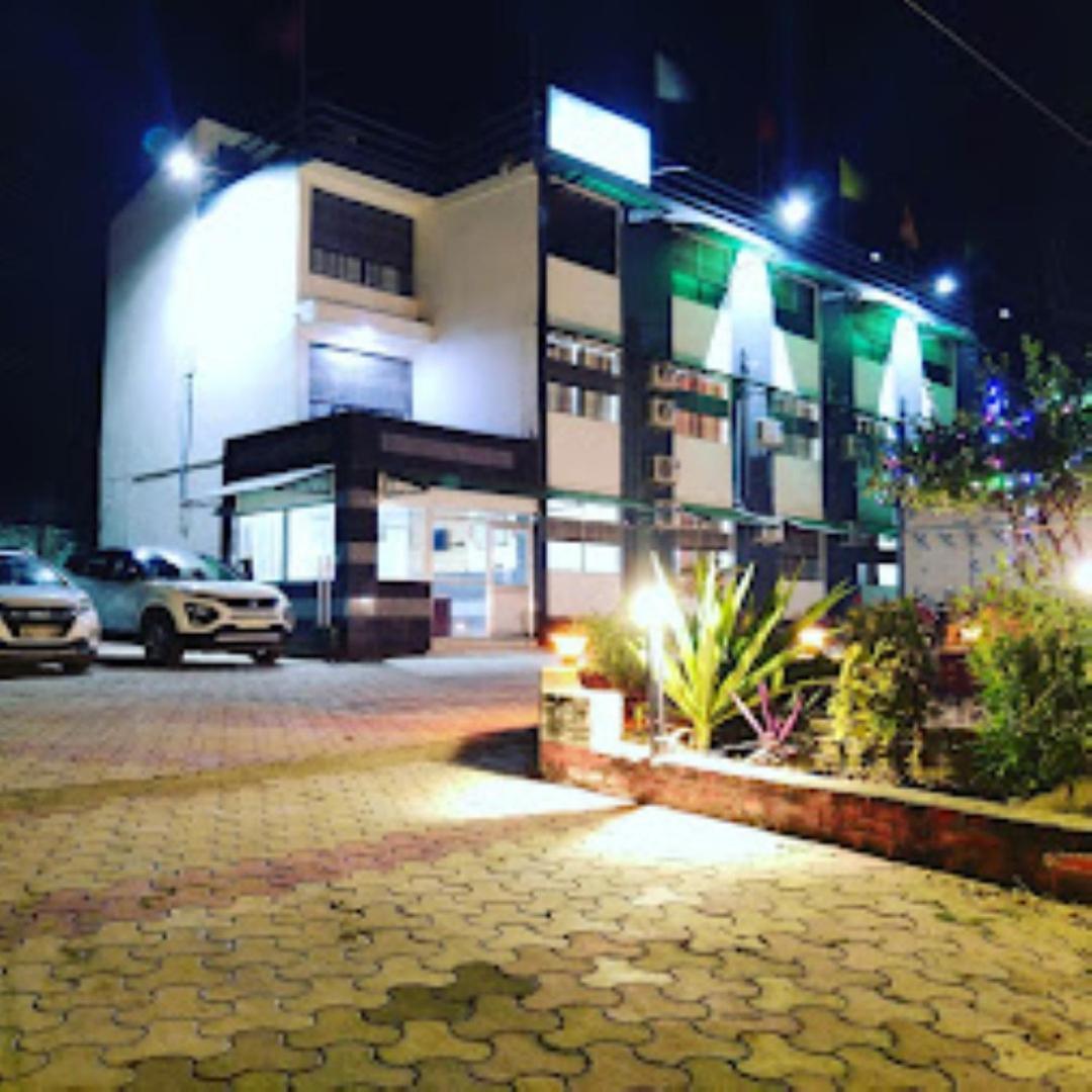 Hotel Parth Sitapur Muafi Exterior foto