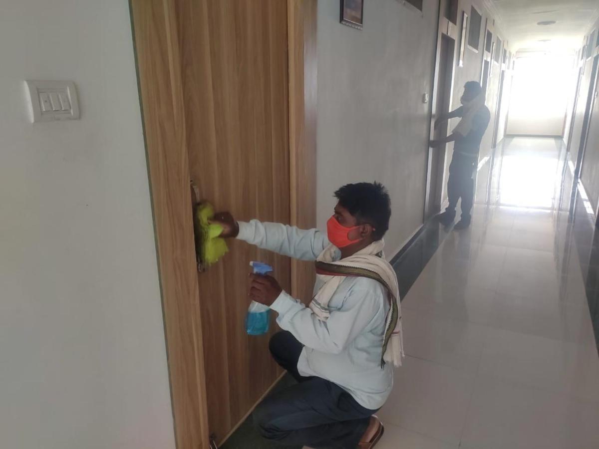 Hotel Parth Sitapur Muafi Exterior foto